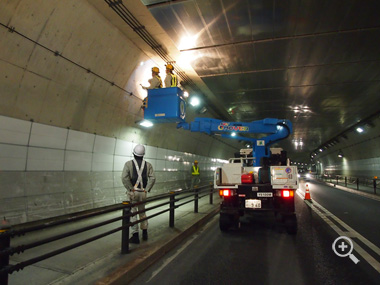 高所作業車のよるトンネル調査
